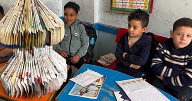 تلاميذ مدرسة ابتدائية بالبحيرة يصنعون الفوانيس من الورق للاحتفال بشهر رمضان