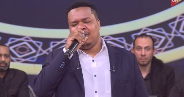 "معكم منى الشاذلى".. ابتهال سواحيلي رائع من المنشد التنزاني يحيى بيهقي