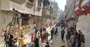 إذا لم تأت الفرحة أكيد راح نصنعها.. الفلسطينيون يرفعون شعار "نحب الحياة" ويصدرون الأمل للعالم.. يعيدون الحياة للقطاع المدمر بطقوس رمضانية وزينة بالشوارع.. ويؤكدون: صامدون كشجر الزيتون على ثوابتنا الوطنية.. صور زينة رمضان فى شوارع خان يونس