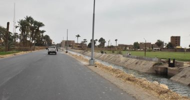 بطول 4500 متر.. تركيب أعمدة إنارة بالطريق الموازى للطريق الزراعى بأسيوط