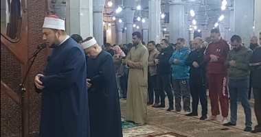 المئات يؤدون صلاة التراويح بمسجد السيد البدوى فى طنطا.. فيديو