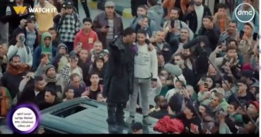 محمد رمضان يهدى 100 ألف جنيه لشاب يحمل هاتف بدون كاميرا.. فيديو