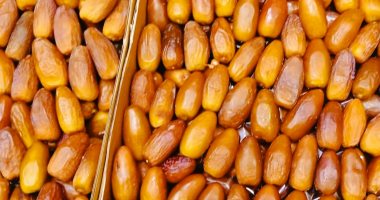 بلح سيوة المميز يزين محلات مطروح فى رمضان.. الأسعار تتراوح من 25-350 جنيه للكيلو.. الصعيدي أشهرها والفريحي والكعيبى متوسط السعر.. المجدول والسكري ودقلة أنواع فاخرة.. و"تطجت وأغرام مغزال" لا يٌباع ويهدى للمقربين
