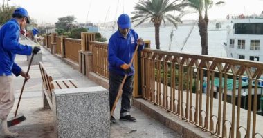 الوحدات المحلية تكثف أعمال النظافة وتزيل الإشغالات بأسوان نظافة كورنيش النيل بمدينة أسوان