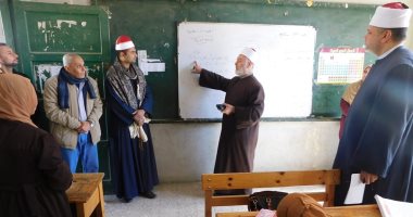 رئيس المنطقة الأزهرية بسوهاج يكرم الفائزتين بمسابقة "نحلة التهجى".. صور