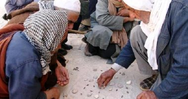 طقوس وعادات بدوية خلال رمضان تقاوم الإندثار في مطروح.. "الذواقة" سلوك تكافلي يذيب الفوارق الاقتصادية بين الجيران.. "السيجا" تستهوي كبار السن والأطفال يفضلون "حلا بودي" وحجاوى العجائز.. صور