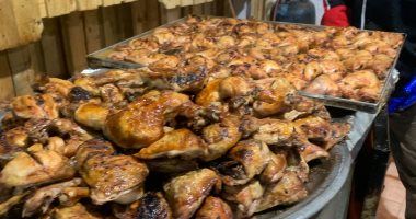 شهر المحبة.. "محارب" مواطن قبطى يقيم مائدة إفطار كل عام فى الغردقة.. فيديو فراخ