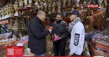عمرو الليثى يلتقى بصاحب محل فوانيس ويؤكد: الفانوس أبو شمعة مازال مطلوباً عمرو الليثي مع صاحب محل فوانيس