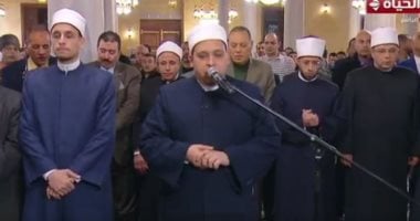 هل رفع الصوت أثناء الصلاة للتنبيه بأمر ما يبطلها؟.. أمين الفتوى يجيب