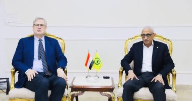محافظ شمال سيناء يستقبل سفير هولندا لبحث جهود الإغاثة والمساعدات الإنسانية لغزة محافظ شمال سيناء خلال استقبال سفير هولندا