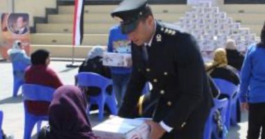 وزارة الداخلية توزع عبوات غذائية مجانية فى رمضان.. صور وزارة الداخلية توزع عبوات غذائية