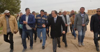 محافظ أسيوط يتفقد قرية مير الجديدة بالظهير الصحراوى لبحث سبل تطويرها