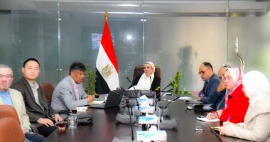 وزيرة البيئة تناقش مع شركة صينية توطين تكنولوجيا زراعة الغابات في مصر وزيرة البيئة خلال اجتماع مع ممثلي شركة سينوواي الصينية