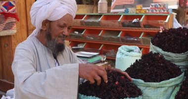 بلح ومشروبات أسوان لا غنى عنها فى مائدة الإفطار الرمضانى.. "الملكابى والبرتمودى" أجود أنواع التمور الجافة ويضاف لها الماء واللبن.. و"التمر الهندى والعرقسوس والدوم" عصائر مفيدة للجسم بعد فترة صيام.. فيديو عم فرحان تاجر العطارة فى أسوان