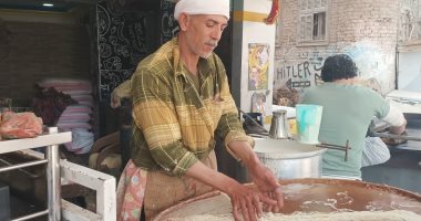 حكاية "أبو العربى" مع صناعة الكنافة البلدى فى المنوفية.. تعلمتها منذ سنوات