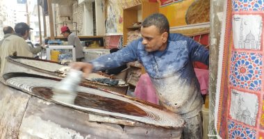 إقبال كبير على شراء الكنافة والقطايف بالمنيا احتفالا بشهر رمضان.. فيديو