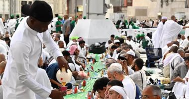 رمضان فى رحاب الحرمين.. موائد الإفطار تمتد بين أروقة المسجد الحرام.. التمور وماء زمزم للمصلين والمعتمرين.. 82 موقعًا للإفطار بالمدينة.. وحملة توعية للحفاظ على نظافة الحرمين والتخلص من نوى التمر بطريقة حضارية