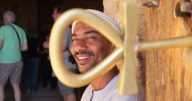 مفتاح الحياة أيقونة معبد أبوسمبل جنوب أسوان.. السائحون منبهرون بتصميمه ويلتقطون الصور التذكارية مع الحارس.. وزنه 3 كيلو جرام ويتزين بخريطة مصر.. ويعود تاريخ صناعته إلى وقت إنقاذ معابد النوبة من الغرق.. صور مفتاح المعبد