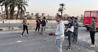 رمضان الخير فى قنا.. شاهد الشباب يوزعون العصائر للصائمين على الطريق الزراعى