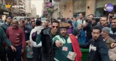 محمد رمضان يفاجئ عامل نظافة ويهديه 100 ألف جنيه على dmc.. فيديو