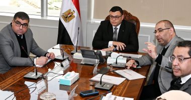 وزير الإسكان يتابع العمل بقطاع الشئون المالية والإدارية بالمجتمعات العمرانية