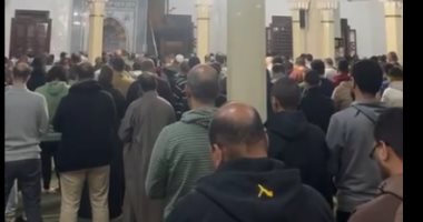 شاهد المئات يؤدون صلاة التراويح فى أكبر مساجد قنا