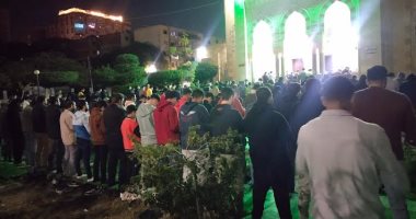 المسجد امتلأ والصفوف وصلت الشارع.. صلاة التراويح بمسجد ناصر ببنها