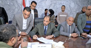 محافظ سوهاج يستمع إلى مطالب وشكاوى المواطنين فى اللقاء الجماهيرى
