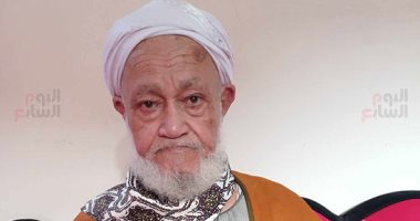 صوت من ذهب.. الشيخ صالح يوسف ابن الصالحية القديمة بالشرقية مسن قارب على الـ 90 عاما.. يقرأ القرآن وكأنه شاب فى العشرينات.. ومثله الأعلى شيخه ومعلمه أسد القراء أحمد عامر.. أمنيته رحلة عمرة مع زوجته الشيخ صالح