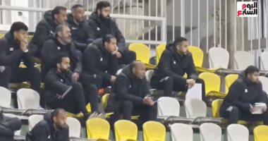 أيمن عبد العزيز يتابع لقاء الزمالك وإنبى من المدرجات بعد الطرد أمام زد.. فيديو 