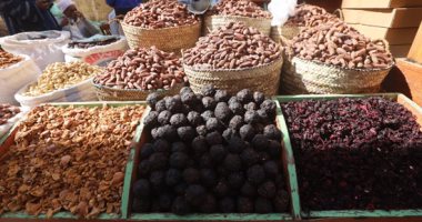 بلح ومشروبات أسوان لا غنى عنها فى مائدة الإفطار الرمضانى العطارة الأسوانية