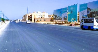 التوسع في مشروعات رصف شوارع وطرق مدينة مرسى مطروح.. مد أعمال البنية التحتية بالعزب والأحياء قبل رصف شوارعها.. المدينة تشهد أعمال تطوير واسعة بالتزامن مع تطوير الكورنيش وكوبري روميل.. صور جانب من أعمال التطوير
