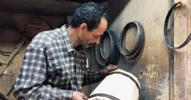 بين أروقة الدرب الأحمر.. حرف يدوية عتيقة تجمع بين الأصالة والتجديد.. البراميل الخشبية صناعة تتحدى البلاستيك بمهارة وإبداع كبارها.. تستخدم فى العطارة والفسيخ والديكورات.. وصناعها: نحافظ على المهنة من الاندثار