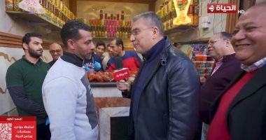 عمرو الليثى يلتقى بأصحاب محل لبيع الطرشى بالسيدة زينب ويهديهم جوائز مالية