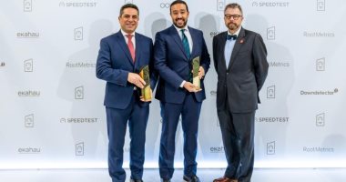 محمد نصر الرئيس التنفيذي للشركة المصرية للاتصالات يتسلم جائزتين