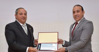 محافظ بورسعيد يسلم رئيس مدينة بورفؤاد شهادة جودة الإدارة " الأيزو 9001"