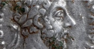 العثور على عملات فضية تصور الإمبراطور الروماني أوريليوس في إنجلترا عملة تصور الإمبراطور الرومانى