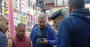 تشميع عدد من المحلات التجارية بأسوان لبيعها ألعاب نارية.. صور