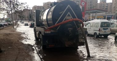 محافظة القاهرة تدفع بمعدات لشفط مياه الأمطار من الشوارع.. صور الشفاطات العملاقة لشفط مياه الأمطار