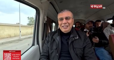 لديه 7 أبناء.. عمرو الليثى يهدى ماسح أحذية مبلغ مالى ببرنامج "أجمل ناس"