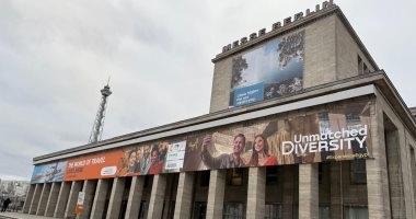 "مصر.. تنوع سياحي لا مثيل له".. الواجهات الرئيسية لمقر بورصة برلين السياحية الدولية تتزين بشعار الحملات الدعائية للمقصد السياحى المصرى.. وصور للمتحف المصري الكبير تملأ الشوارع المحيطة بمقر البورصة 