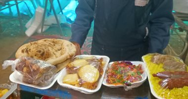 للعام السادس على التوالى.. مطبخ الخير بكفر بلمشط فى المنوفية يواصل مبادرة "إفطار صائم".. أحد المؤسسين: نوزع 320 وجبة يوميا.. 20 شابا وفتاة يشاركون فى التجهيز.. وأصحاب "التوك توك" يوزعون الوجبات بالمجان.. صور