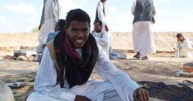 أشهر أكله ومشروب فى حلايب وشلاتين.. "السلات" الطبق الأكثر شيوعا خلال شهر رمضان المبارك.. يجهز بشوى لحم الضأن على أحجار البازلت.. و"الجَبِنة" المشروب الرئيسى يتم تحضيره من "البن والحبهان" فى إناء من الفخار.. صور الجبنة أشهر مشروب في حلايب وشلاتين