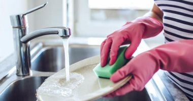 هل تؤجر الزوجة على غسل المواعين.. الإفتاء تكشف ثواب الأعمال المنزلية