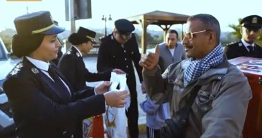 "شرطة الرحمة" توزع وجبات الإفطار على الصائمين في الشهر الكريم.. وترفع شعار: معك في رمضان يدًا بيد.. تقديم وجبات للعمال والمارة في لفتة إنسانية.. والمواطنون: شكرا الرئيس السيسي رسم البسمة على وجوهنا قبل الإفطار