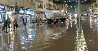 سيارات الكسح تواصل سحب تجمعات مياه الأمطار بشوارع العريش سيارات الكسح