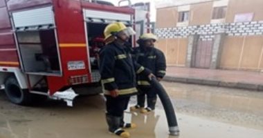 أبطال تحت الأمطار.. رجال الشرطة في خدمة المجتمع أثناء تساقط المياه.. جهود استثنائية من وزارة الداخلية في مواجهة الطقس السيئ.. حماية المواطنين وتسيير المرور.. وتسطير مشاهد إنسانية بمساعدة كبار السن والسيدات رجال الشرطة في خدمة المجتمع أثناء تساقط المياه
