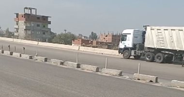 إعادة فتح الطريق الإقليمى بعد غلقه نتيجة حادث مرورع بين سيارتين نقل بالمنوفية.. فيديو 