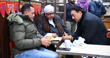 الشبكة نيوز : 
                                            عماد ربيع في موقع تصوير مسلسل قهوة المحطة برفقة نجومه.. صور
                                        