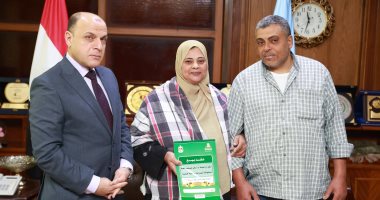 محافظ كفر الشيخ يُسلّم 13 عقد تقنين أراضى أملاك دولة للمستفيدين.. فيديو وصور جانب من تسليم عقد تقنين لسيدة وزوجها